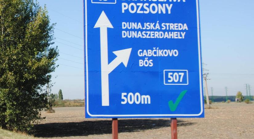 A szlovák magyarellenes politikus agyréme: balesetet okozhatnak a kétnyelvű táblák