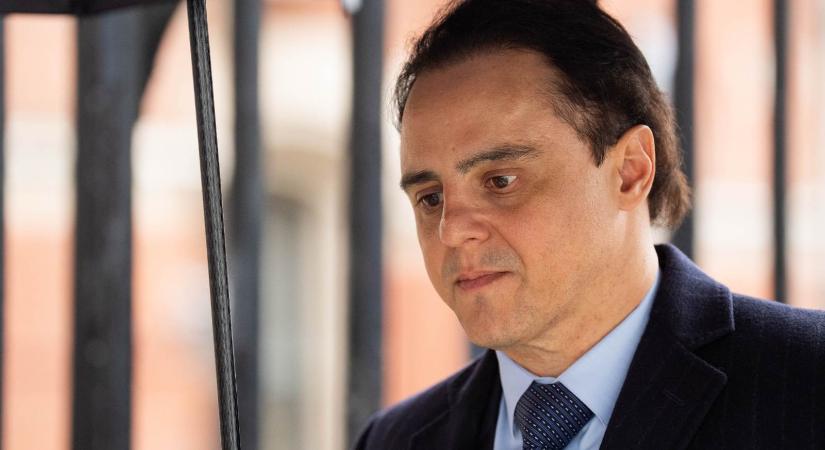 Massát földbe döngölték a bíróságon