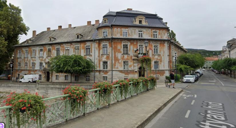 Felújítják Esztergom ikonikus épületét, amit Hollywood is felfedezett magának: így néz ki most