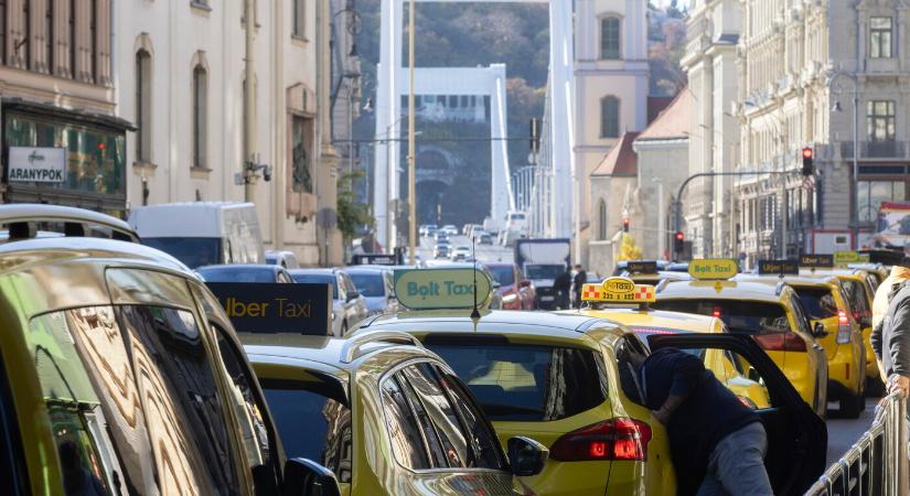 Szerdán is tüntettek a budapesti taxisok