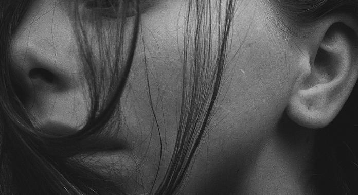 Szexuálisan bántalmazta, és acélbetétes bakanccsal rugdosta nevelt lányát