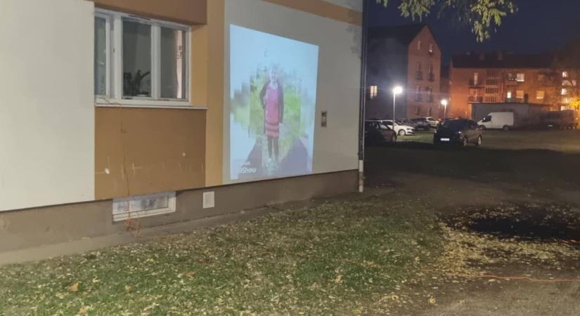 Halottak napja Oroszlányban: különleges módon idézték fel az elhunytak emlékét