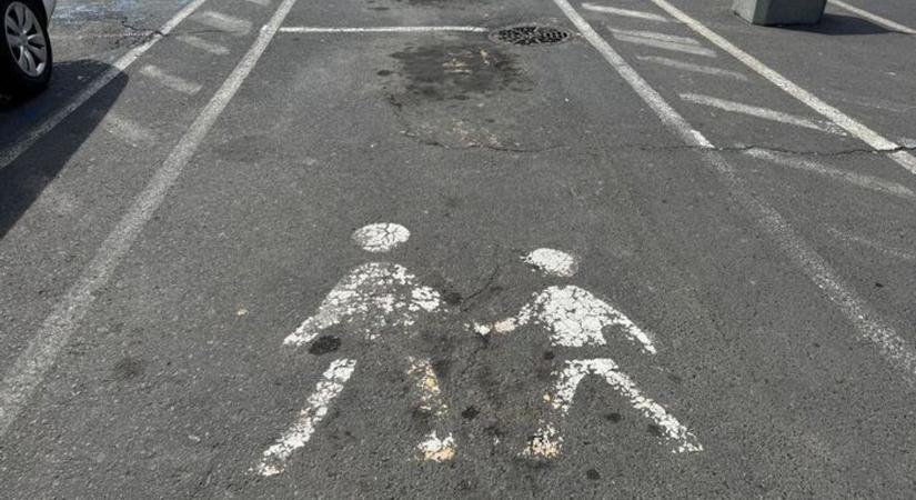 A Passat és az utánfutója bemutatja: royal flush parkolás a miskolci Auchannál, ennél tényleg nincs már lejjebb – fotó