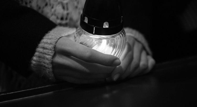 Gyász: elhunyt egy tanár a hajdú-bihari városban