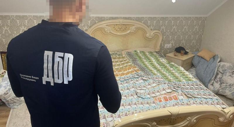 Kárpátalján a hadkiegészítő alkalmazottja férfiakat szöktetett ki a toborzóközpontból, még az ágya is tele volt pénzzel