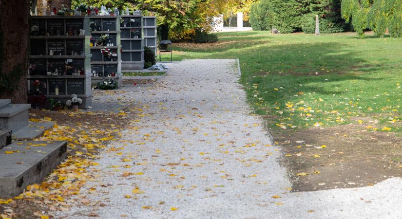 Folyamatosan megújul a Tripammer utcai temető – új utak, korszerű világítás és akadálymentesítés