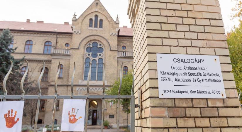 Fél éve bezárt a fogyatékkal élő gyerekek fejlesztésében fontos szerepet játszó Csalogány tanuszodája, november közepére ígérik a nyitást