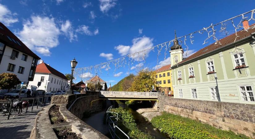 Alakul Eger ünnepi díszítése – megvan, mikor érkezik a karácsonyfa a Dobó térre