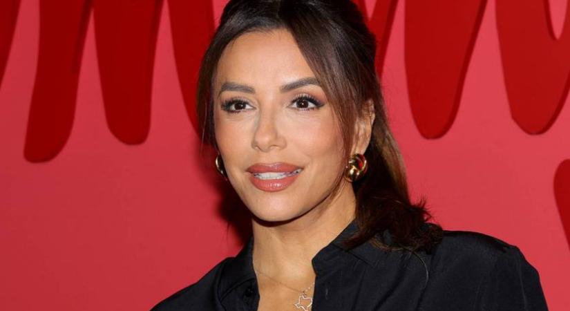 Az 50 éves Eva Longoria dekoltázsa felrobbantotta az Instát: vörös estélyiben a végzet asszonya volt