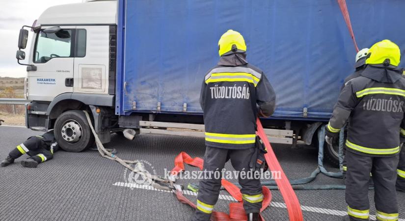 Lélegzetelállító akció Ajkán: daruval mentették a szorult helyzetbe került kamiont
