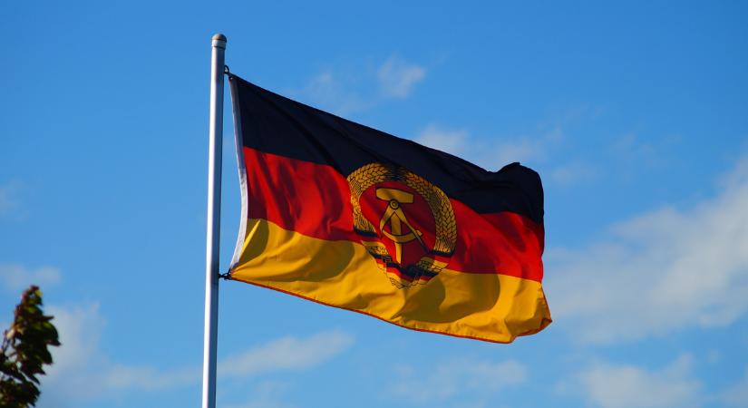 Óriási botrány! Német zászlókat tettek ki Németországban, a rendőrség szemtanúkat keres