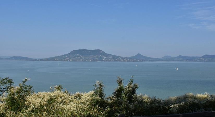 Iszapkotrással küzdenek a Balaton vízminőségének romlása ellen