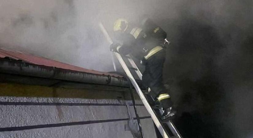 Tűz pusztított egy 70 m²-es házban – a lángok átterjedtek a nappali födémszerkezetére