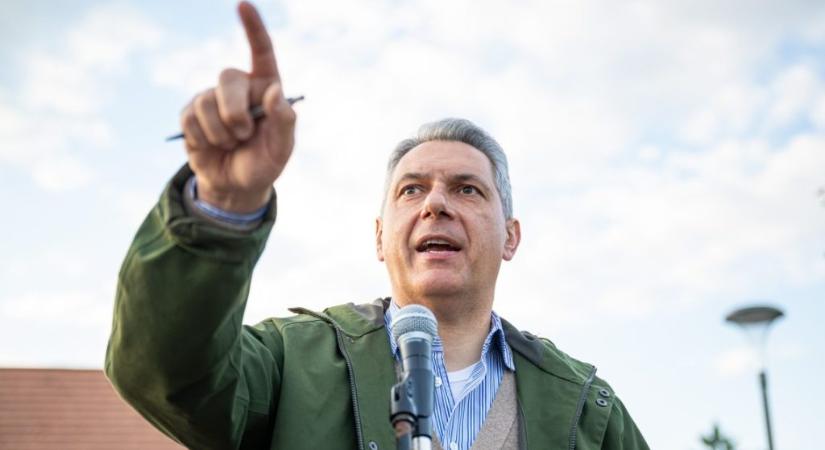 Lázár János egy 444 cikkel szólt be Mészáros Lőrincnek