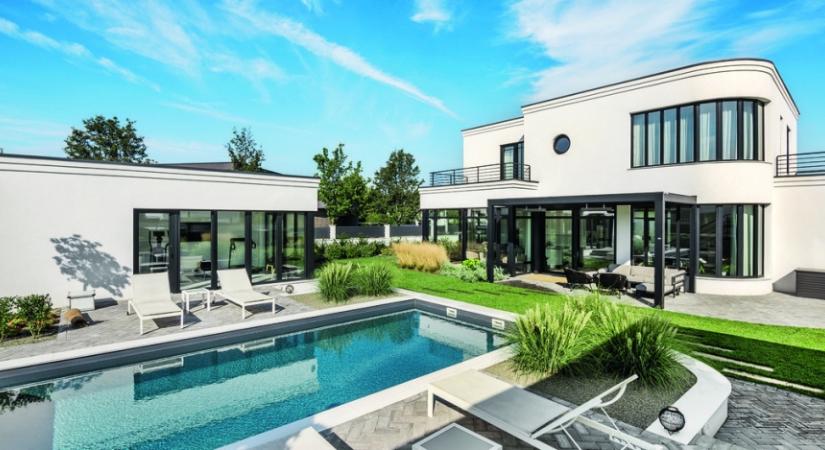 Bauhaus stílusban épült Budapest-közeli okosház 300 m2-en: nézd meg fotókon kívül-belül!