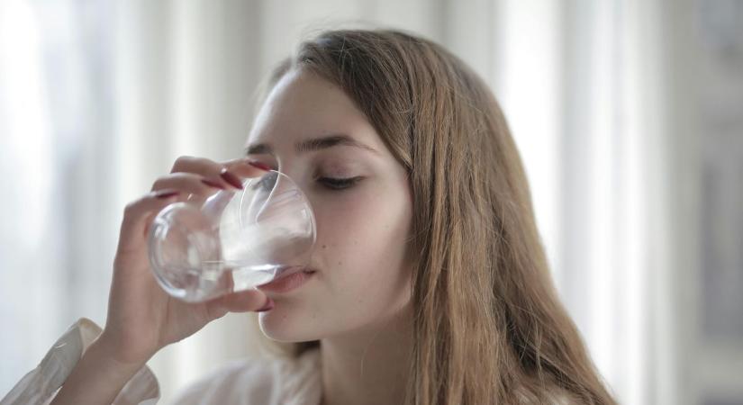 Ez történik a testeddel, ha nem iszol elég vizet – de mennyi is az az "elég"?
