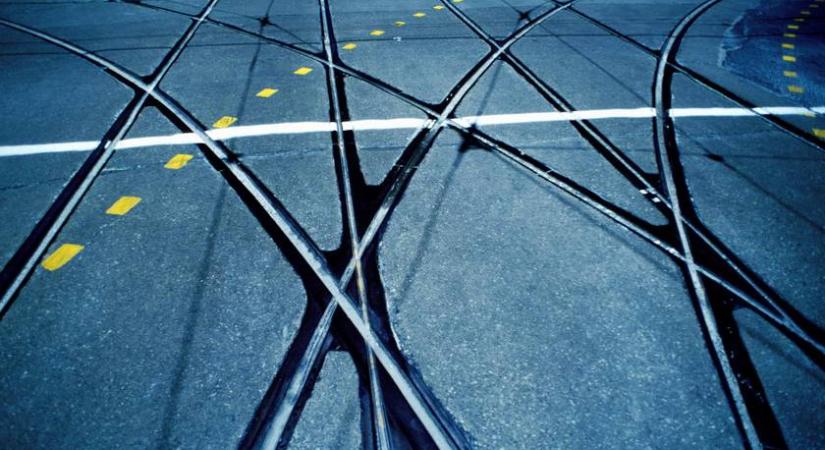 Egy másodpercen múlt a fiatal nő élete – Térfigyelő kamera rögzítette a pillanatot