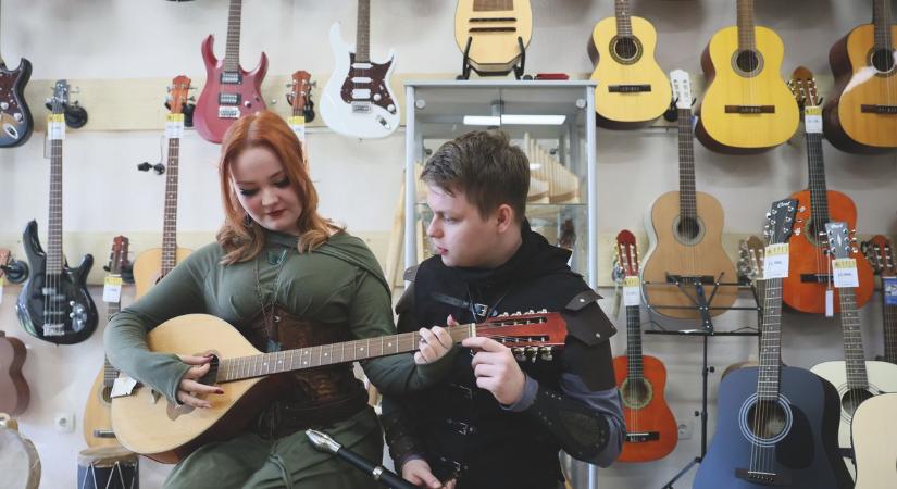 A nyíregyházi hangszerboltban már Halloween-re készülnek