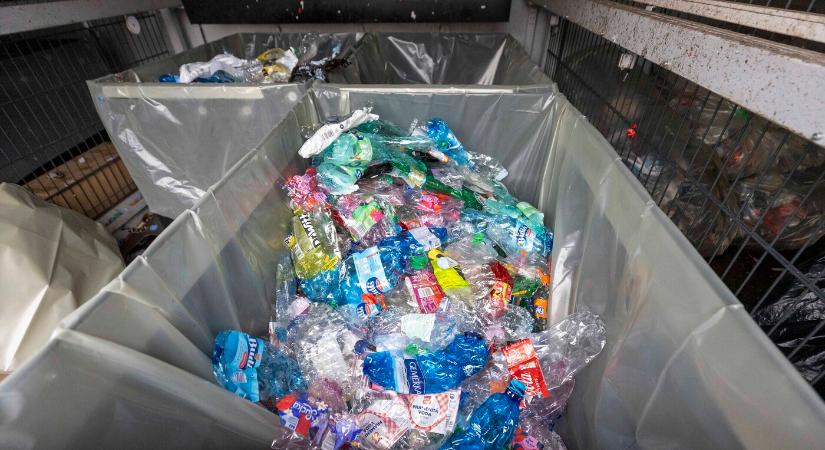 Hamarosan a kisebb boltokban is megjelennek a nagy kapacitású palackvisszaváltók