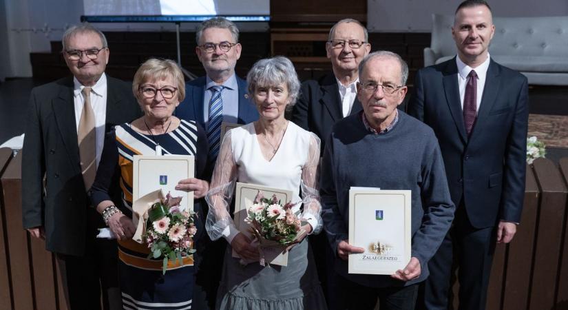 Mikó Istvánnak, a mesepostásnak tapsoltak, kitüntetésekkel búcsúztatták az idősek hónapját (galéria, videó)