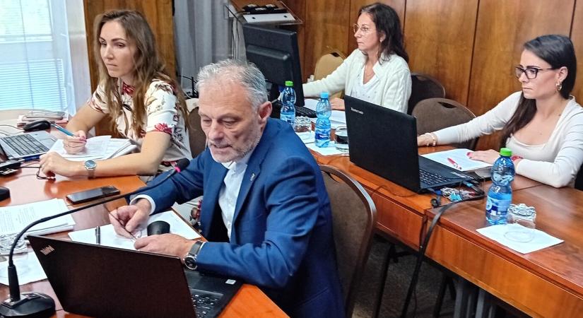 Párkány is összébb húzza a nadrágszíjat