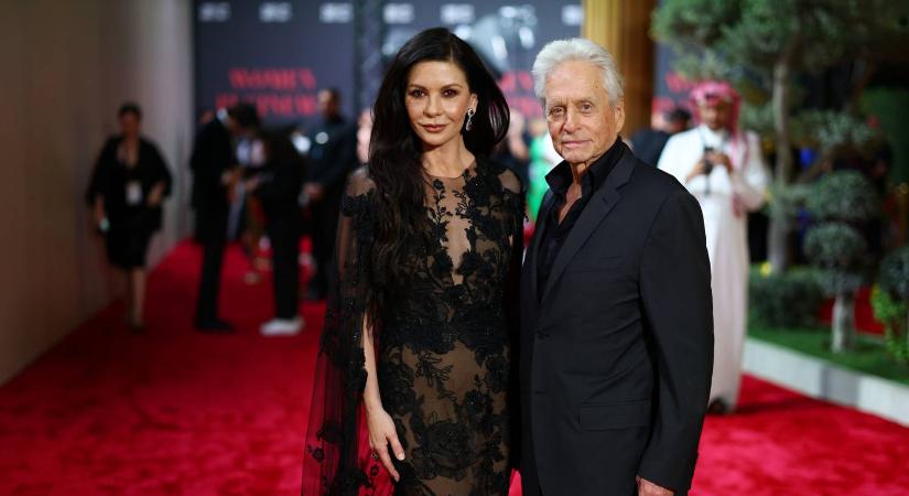Catherine Zeta-Jones és Michael Douglas lánya anyukája ikonikus ruhájában ragyogott