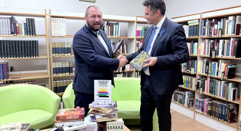 Az „ember az embertelenségben” 150 könyvet ajándékozott