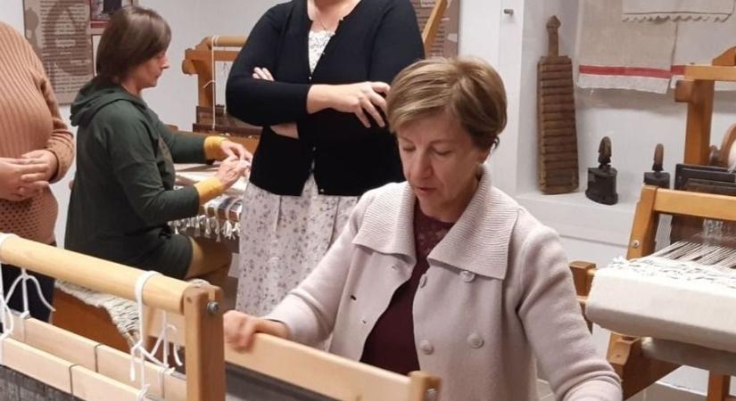 Büszke a Bakony: elismerték a kedvességet is szőttesekbe álmodó művészt