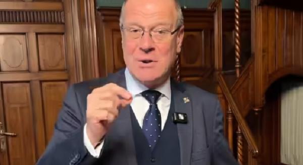 Választási osztogatás: újabb 15 százalékkal emelkedik a közszolgálati dolgozók bére