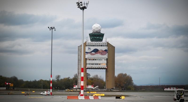 Lázár János: út és vasút épül a főváros és a repülőtér között