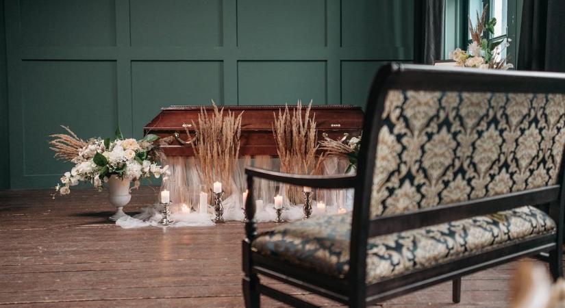 Szívrohamot kapott a temetésen a rokon: robbant a botrány a ravatalozóban