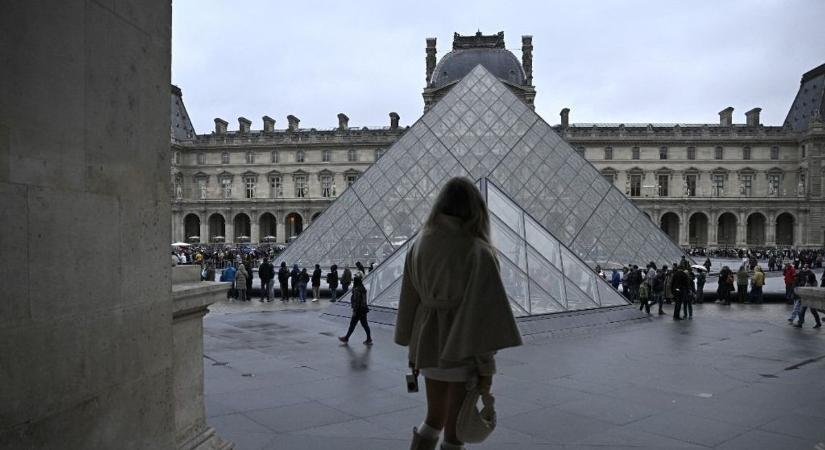 Új részletek derültek ki a Louvre kirablásról: egy algériai férfi lehetett az elkövető