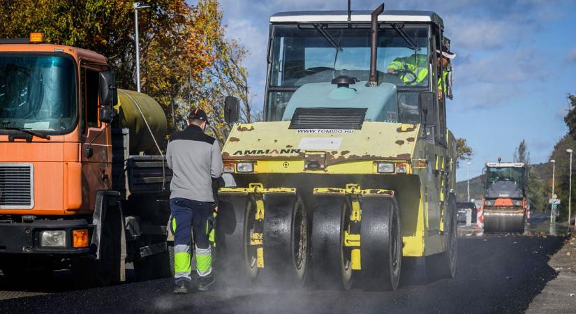 Felújítják a 84-es főutat, Sopronban több helyen is aszfaltoznak - fotók