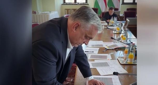 Orbán Viktor is kitöltötte a Nemzeti Konzultációt  videó