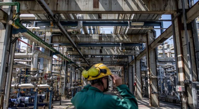 Tűz a MOL olajfinomítójában – Mit tudunk eddig, és hogyan érinti ez a benzinárakat?