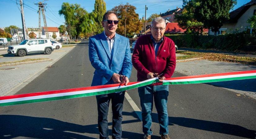 Nagy forgalmú belterületi gyűjtőutak fejlesztése valósult meg Hevesen (fotókkal)