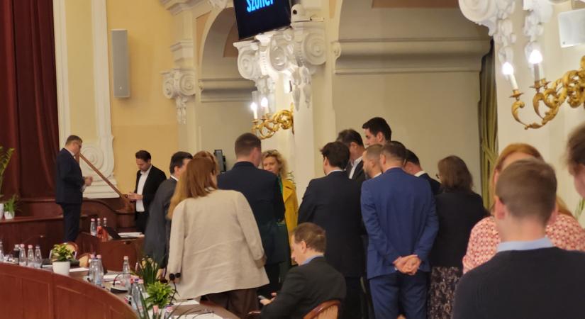 Folytatódik a Sziget kálváriája: utolsó pillanatban rendeltek el újabb szünetet a fővárosi szavazás előtt