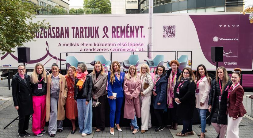 Ezért vannak rózsaszín kamionok az utakon