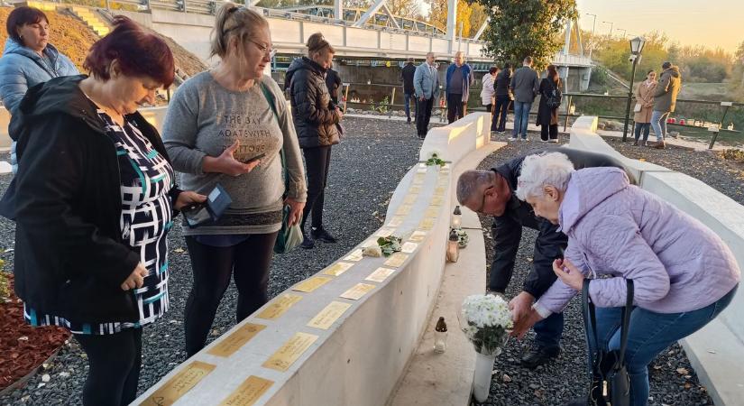 Megható pillanatok a Maros-parton: átadták az új emlékhelyet – galériával