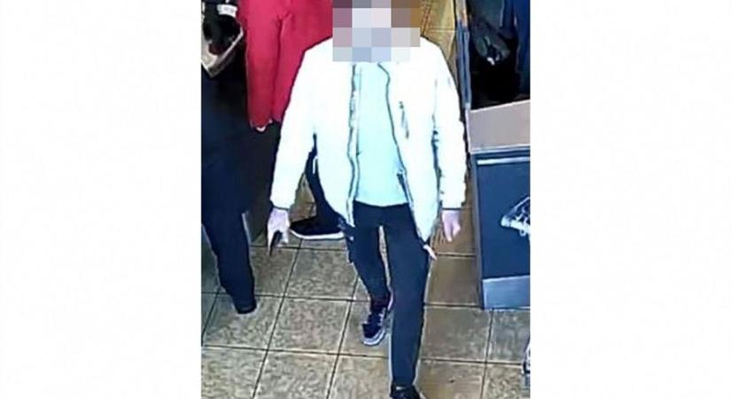 A győri bevásárlóközpontból lopott pénztárcát, keresik a férfit