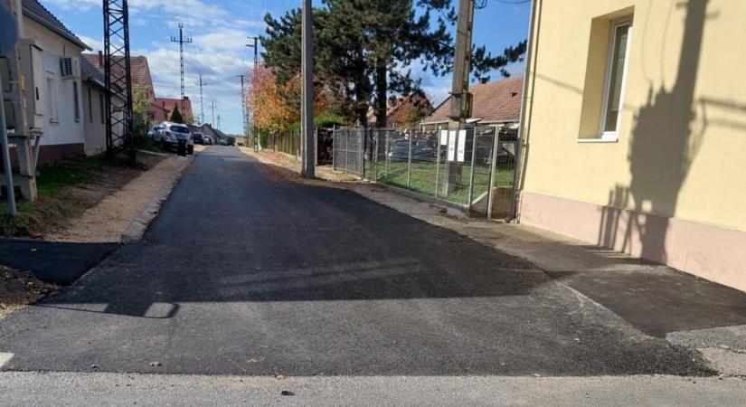 Végleg eltűnnek az autógyilkos kátyúk a Bakony ezen útjain, ez még nem minden
