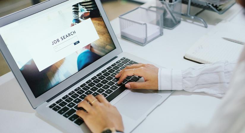 A toborzás már a múlté, durván csökken az álláshirdetések száma