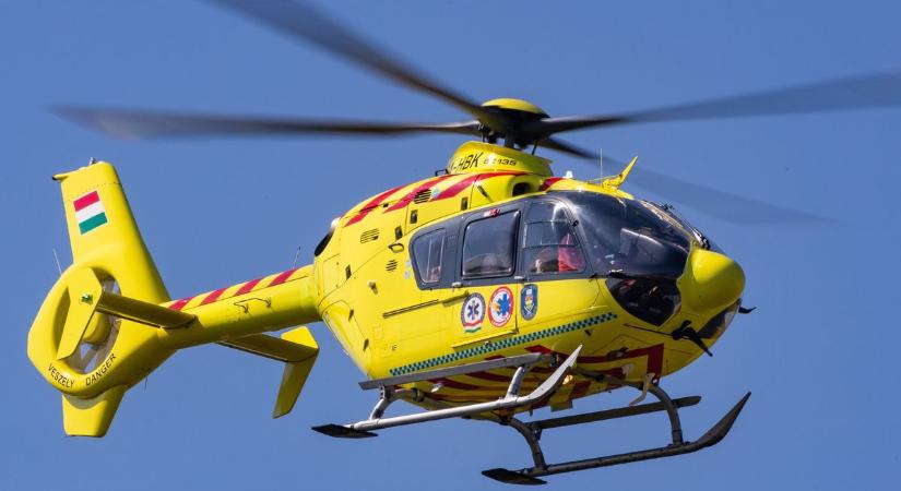 Elütöttek egy biciklis lányt Dunaszigeten, mentőhelikopter vitte kórházba