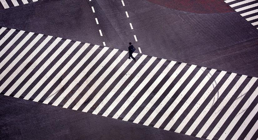 A szomszédban már a gyalogosokra is sebességkorlátozást vezetnek be