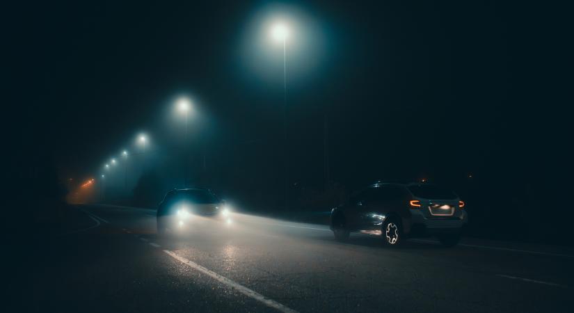 Hamarabb sötétedik, így segíthetsz magadon, hogy jobban láss vezetés közben