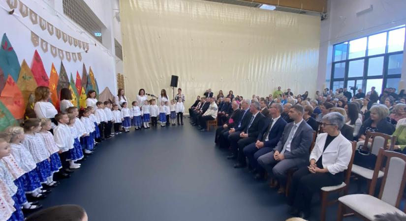 Gyerekeket használtak biodíszletnek a tiszafüredi “katolikus óvoda” átadásán – ami a kormány szerint az egyház érdeme