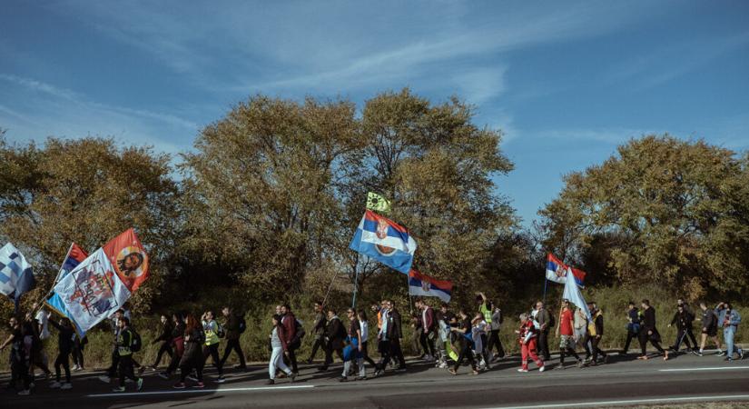 Megérkeztek Topolyára a Szabadkáról Újvidékre tartó diákok (Fotógaléria)