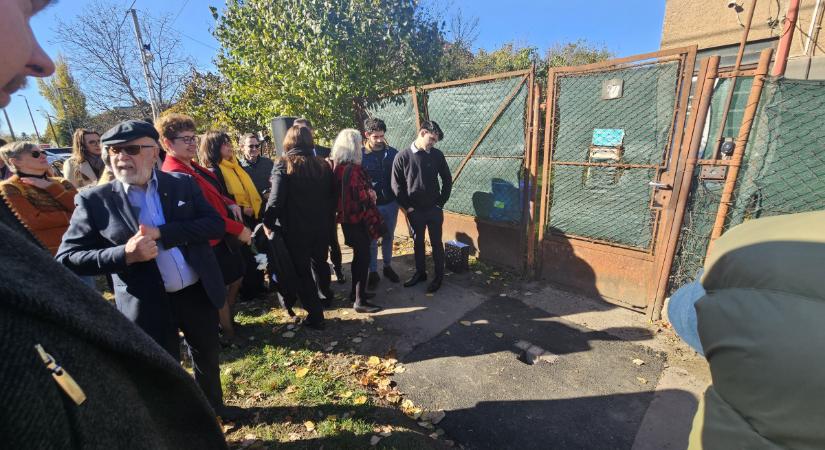 Botlatókő őrzi Fahidi Éva holokauszt-túlélő író emlékét Debrecenben