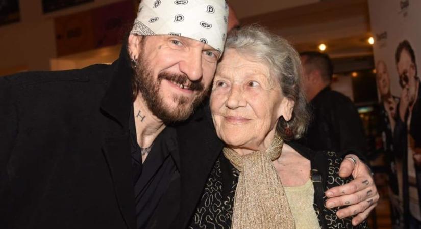 Szomorú hírt közölt Ganxsta Zolee – gyászol a zenész