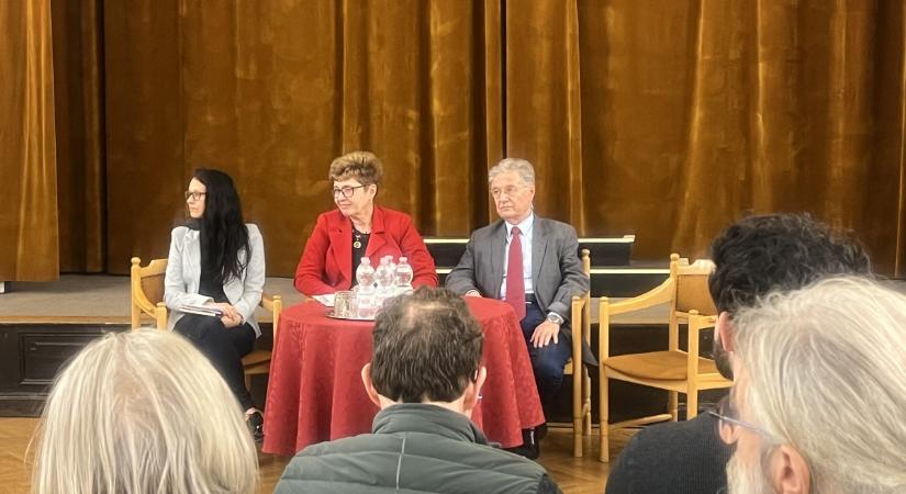 Csonton át a szívig – könyvbemutatóval emlékeztek Fahidi Évára Debrecenben